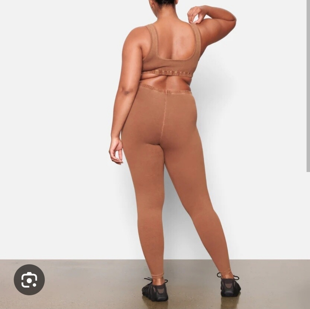 SKIMS Camel Outdoor Tshirt and Leggings Set - Picture 4 of 15